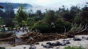 Lluvias derribaron puente en Turrialba y aislaron a vecinos