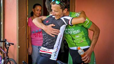 Leonardo Chacón obsequió bicicleta a Jeffry Rodríguez de cara al Mundial de Triatlón 