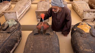 Arqueólogos descubren 250 sarcófagos con momias en Egipto