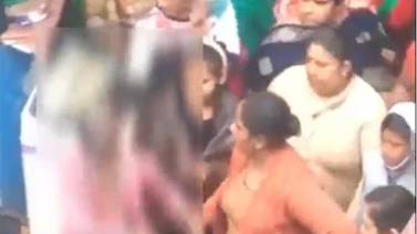 Indignante: Mujer en India fue violada en grupo, rapada y pintada de negro por rechazar pretendiente