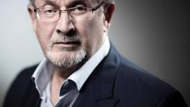Salman Rushdie da señales de recuperación tras ser apuñalado: ya no requiere respiración asistida