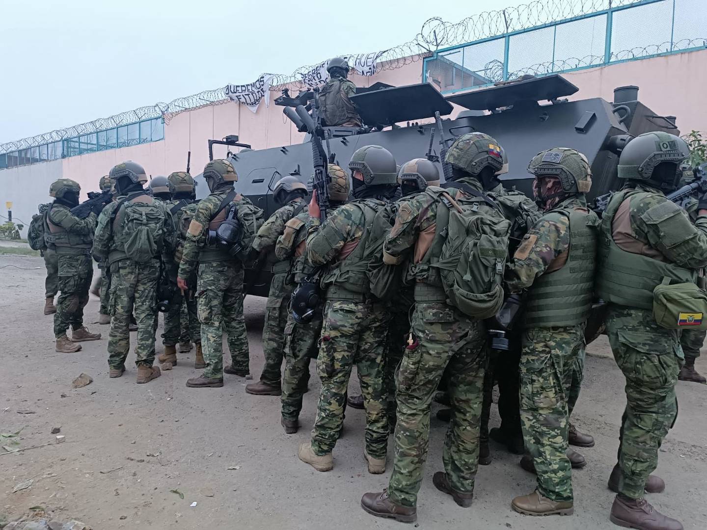 Miembros del ejército ingresando a la prisión penitenciaria del Litoral durante una operación en Guayaquil.