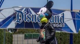 California relaja medidas contra la covid-19 para reabrir Disneyland y estadios en abril
