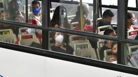 Buses tienen prohibido llevar pasajeros de pie cuando llueve debido a cierre de ventanas