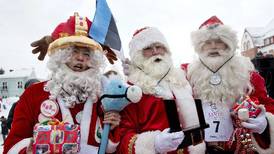 Los Papá Noel se alistan en Laponia para repartir regalos