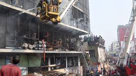 Miles de obreros se manifiestan en Bangladesh por incendio de fábrica