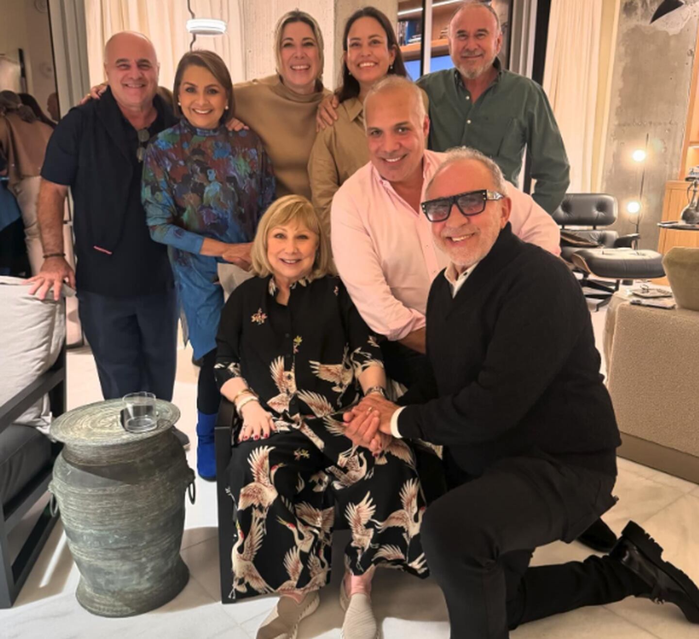 Cristina Saralegui, de 75 años, recibió en su casa la visita de varios amigos, entre ellos el productor Emilio Estefan.