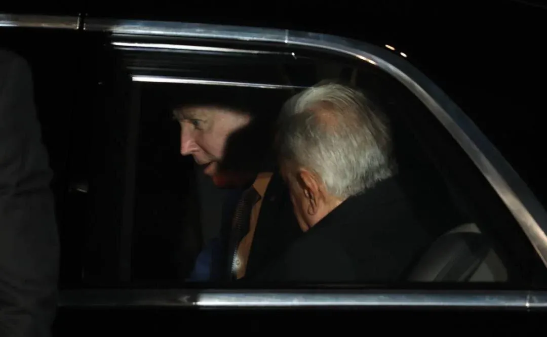Luego del saludo oficial, a las 7:38 p. m., Joe Biden y Andrés Manuel López Obrador abordaron la limusina Cadillac color negro, mejor conocida como 'La Bestia'. 