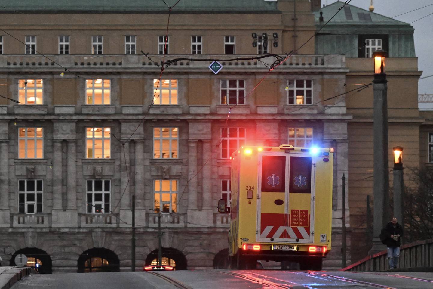 La policía checa acordonó la zona del tiroteo en la Universidad y pidió a los residentes cercanos que permanecieran en sus hogares. Se instó a profesores y estudiantes de la facultad a resguardarse mientras las autoridades intervenían.