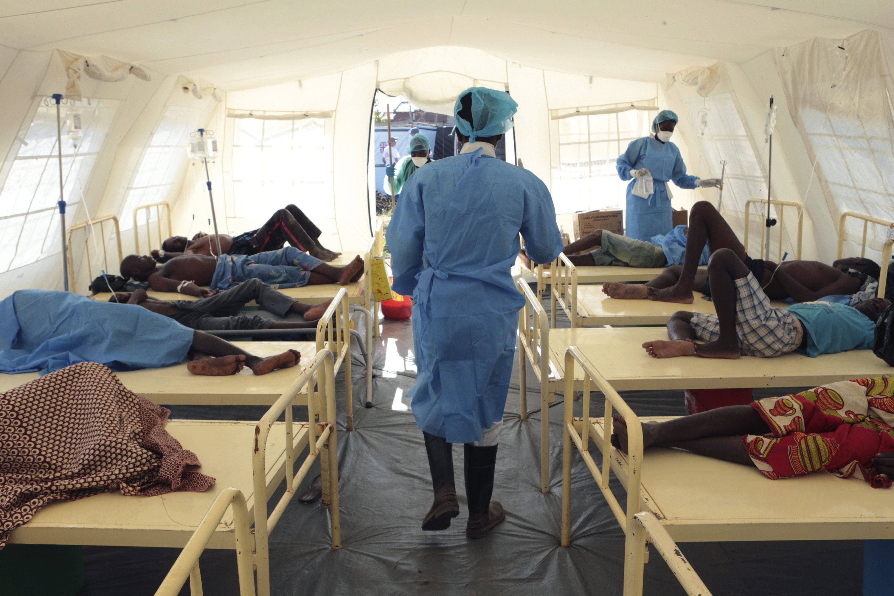Un trabajador de salud camina por una sala en un centro de tratamiento de cólera en Beira, Mozambique.