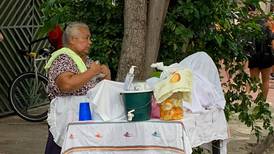 Vendedora de 62 años en Puntarenas se ilusiona con grandes ventas de vigorón ante Saprissa y Alajuelense en Primera 