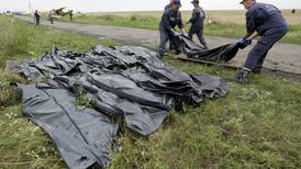  Socorristas luchan para hallar restos  de víctimas del avión malasio