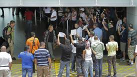 100 gavilanes acosan a turistas en aeropuerto