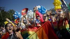 Número dos del Vaticano recibe a delegados de la comunidad LGTB