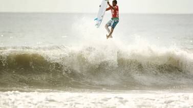  Carlos 'Cali' Muñoz se ubicó 25 en el tras ser eliminado del Hurley Open of Surfing en Australia
