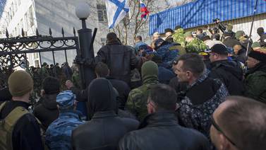 Rusia consolida control en Crimea y desoye amenazas 