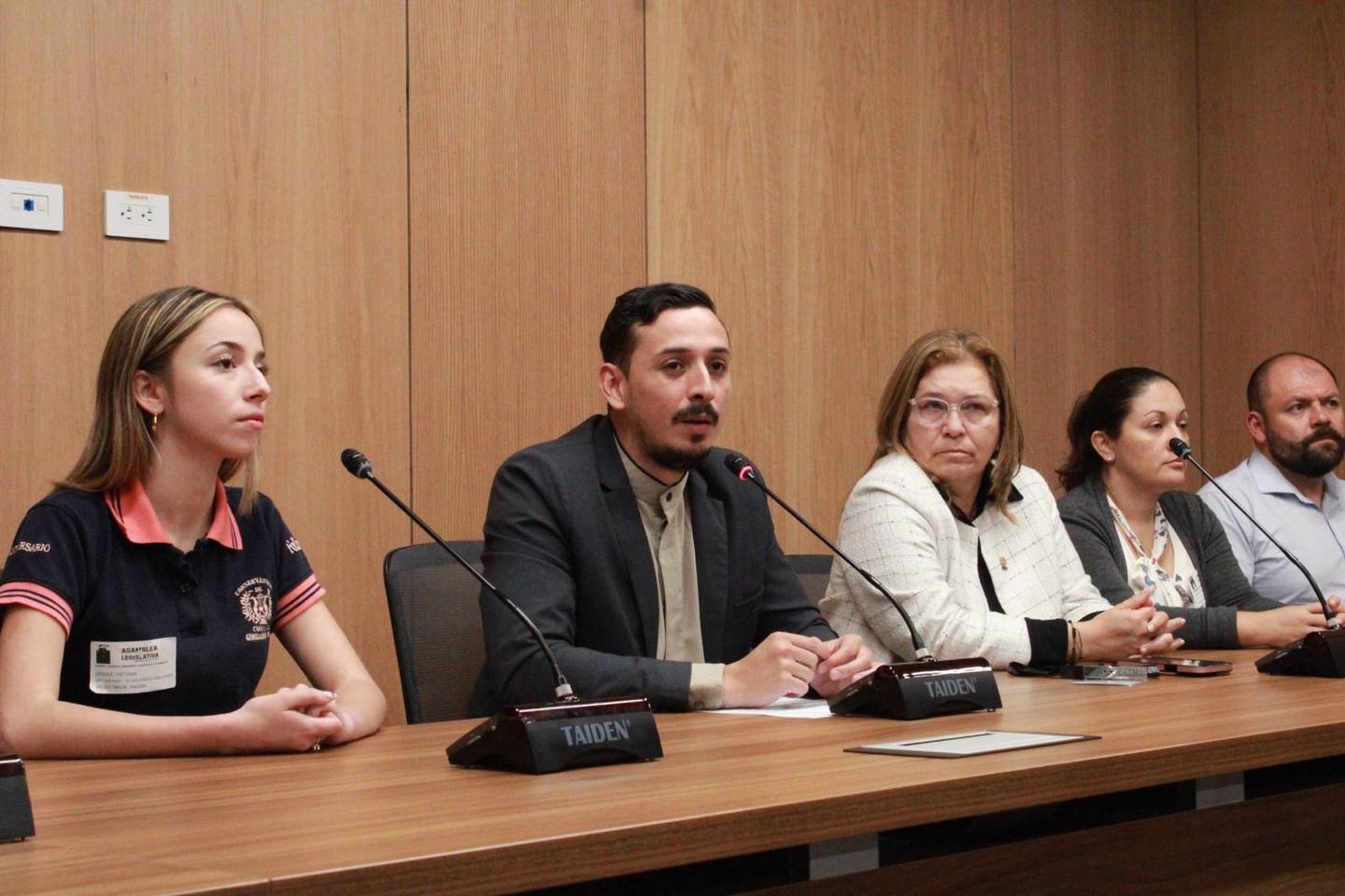 En la imagen, de izquierda a derecha, la presidenta del gobierno estudiantil del Conservatorio Castella, Alessia Madrigal; los diputados Ariel Robles y Ada Acuña; y los padres Rebeca Ross y Leonardo Mora.