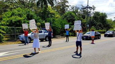 Empresarios del Caribe sur se manifiestan contra turistas que llegan a Limón pese a pandemia: ‘Nos vienen a contagiar’
