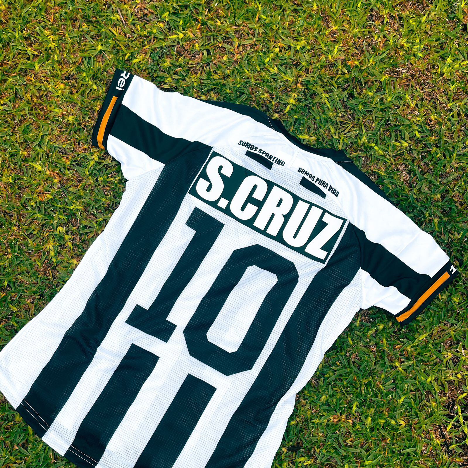 Esta es la camisa que Sporting FC le obsequiará a Shirley Cruz en el juego final.