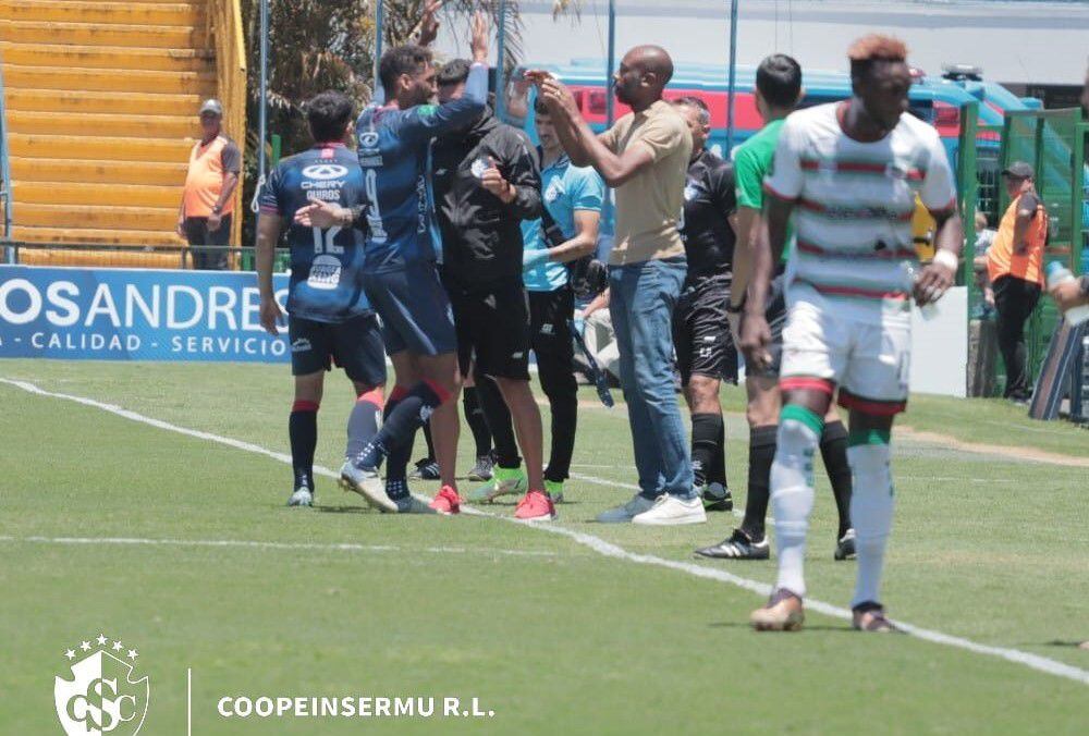 El goleador de Cartaginés, Marcel Hernández, celebró su primer gol con un abrazo con el técnico Paulo César Wanchope.