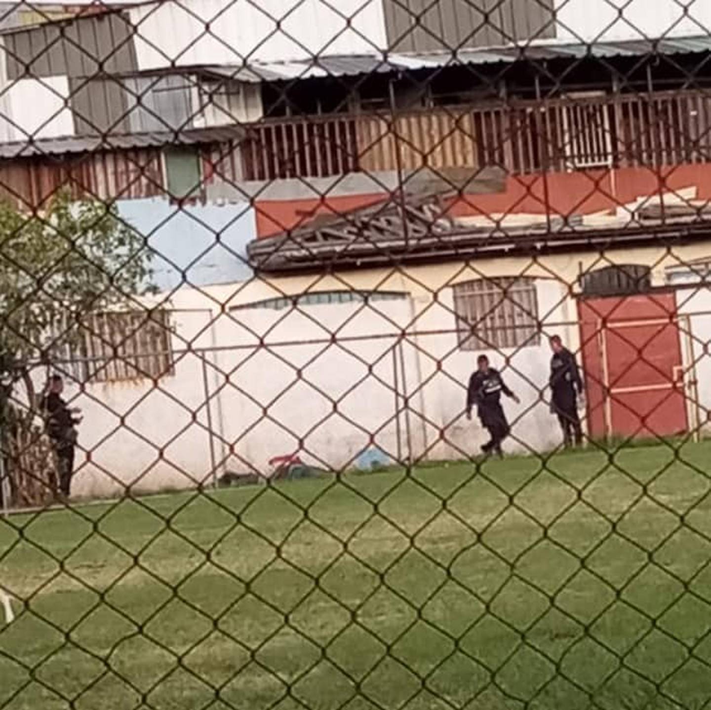 De momento no trasciende la identidad de las víctimas que yacían en una acera detrás del colegio de Rincón Grande en Pavas. Foto: Cortesía.