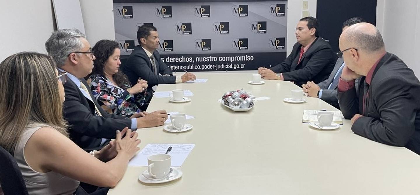 Carlo Díaz (al fondo a la izquierda) se reunió la semana pasada con autoridades del OIJ, con quienes intercambió puntos de vista tendientes a mejorar la relación y agilizar trámites. Foto: Cortesía MP.