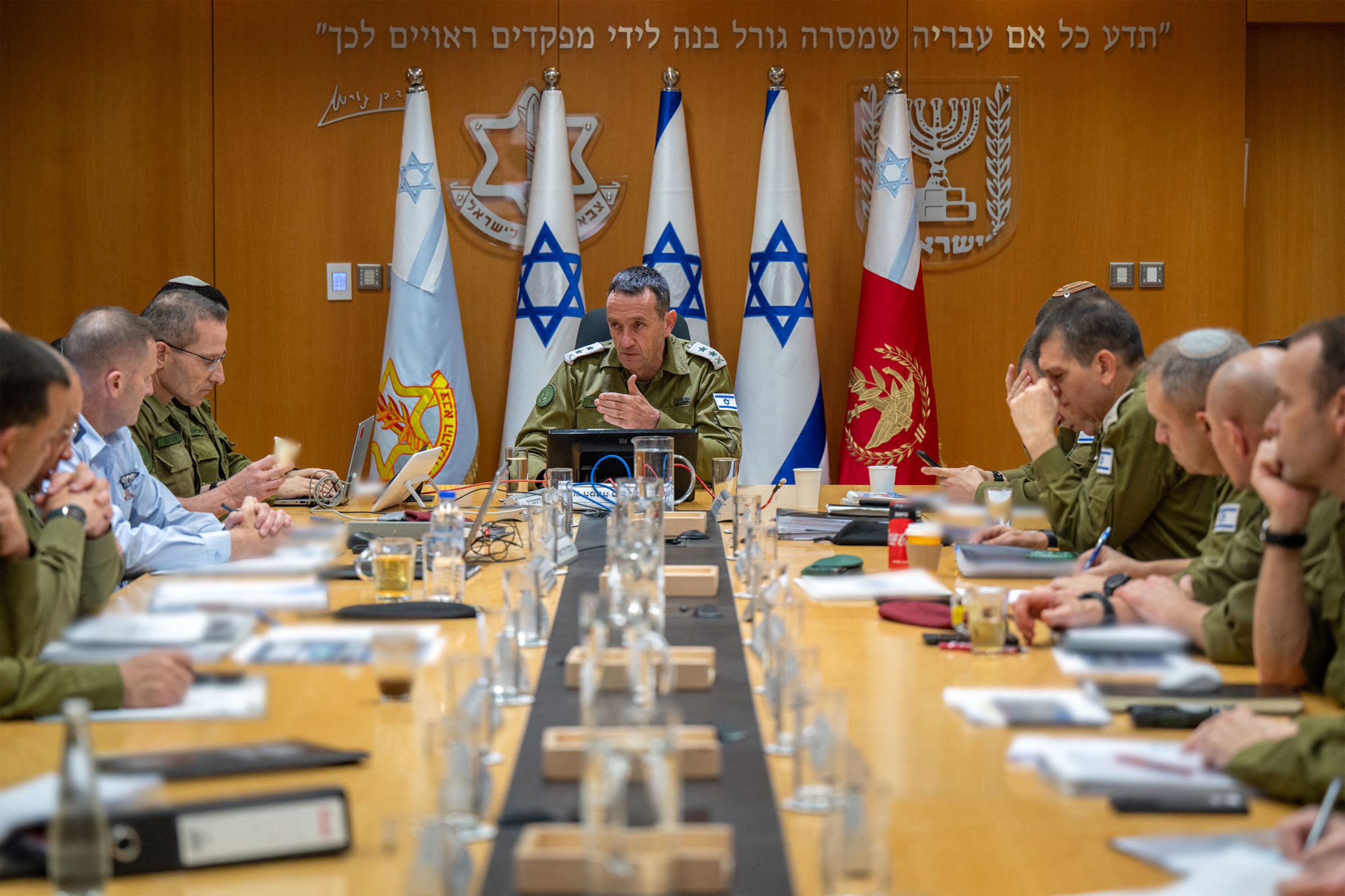 Teniente general Herzi Halevi (centro), asistiendo a una evaluación de la situación con miembros del Foro del Estado Mayor en la base militar de Kirya. Foto: AFP
