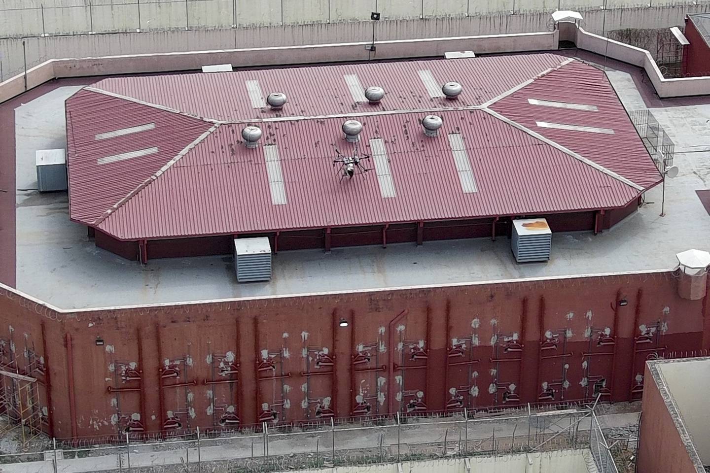 Vista aérea de la prisión de máxima seguridad de La Roca que muestra un dron en el techo en Guayaquil, Ecuador