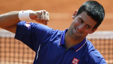 Novak Djokovic sufre, pero clasifica a cuartos del Roland Garros