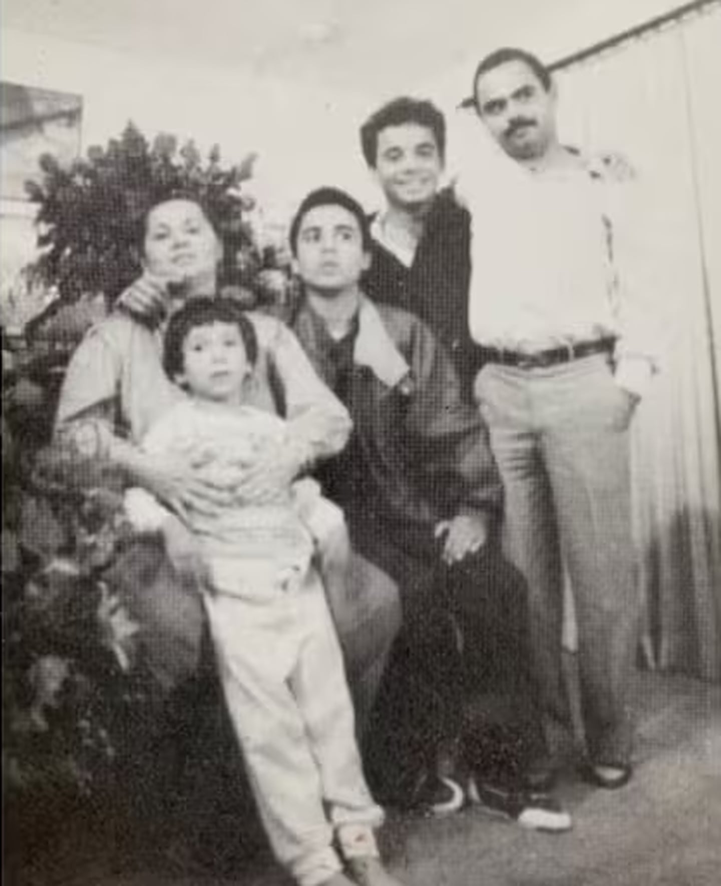 Griselda Blanco con sus hijos Dixon, Uber y Ozzy, junto a un hombre no identificado.