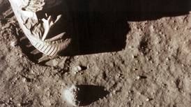 Museo busca fondos para restaurar el traje de astronauta con que Neil Armstrong pisó la Luna