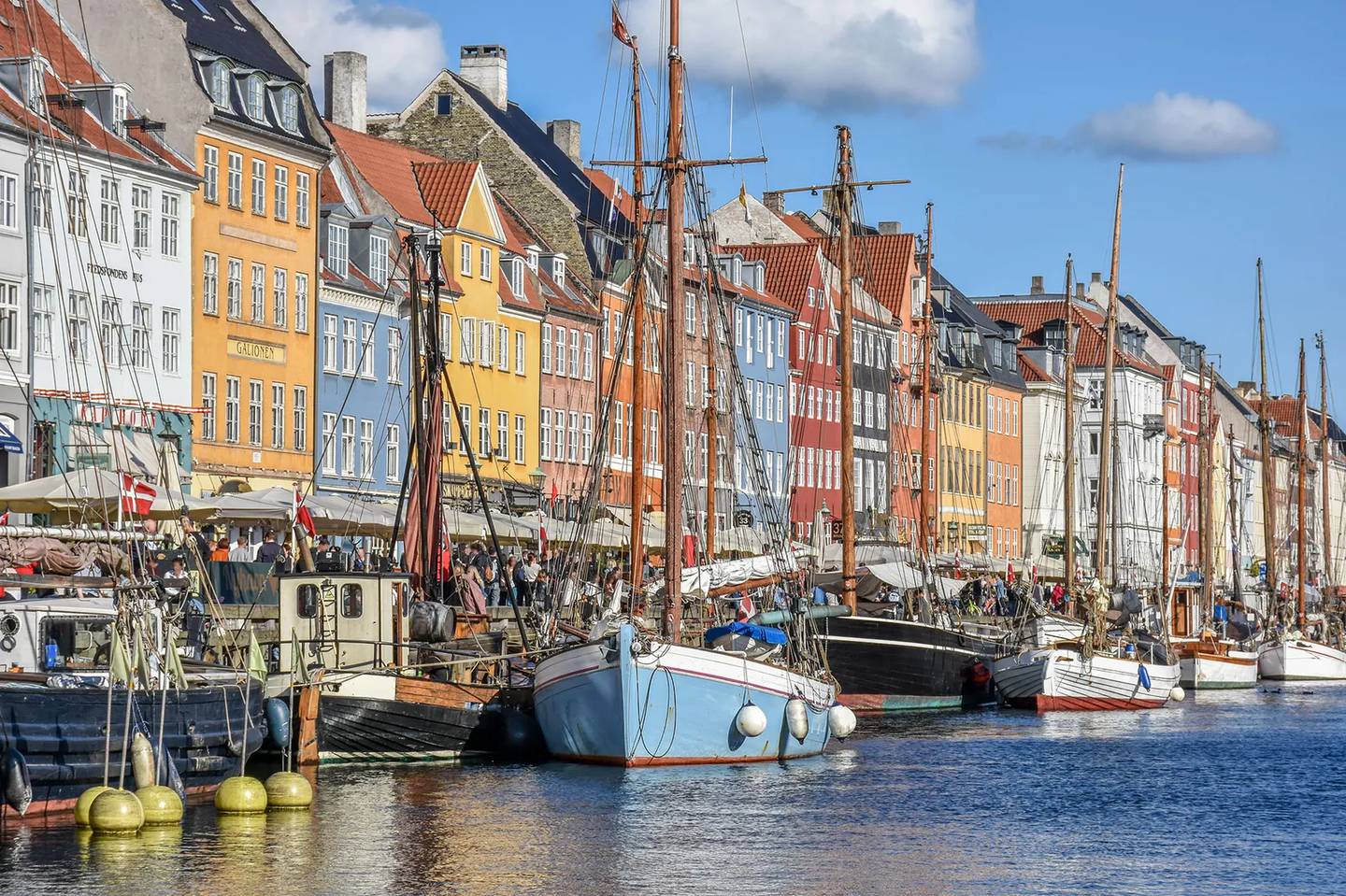 Finlandia y Dinamarca ocupan los dos primeros puestos en el Reporte Mundial de la Felicidad 2022. Foto tomada de Tralever.es