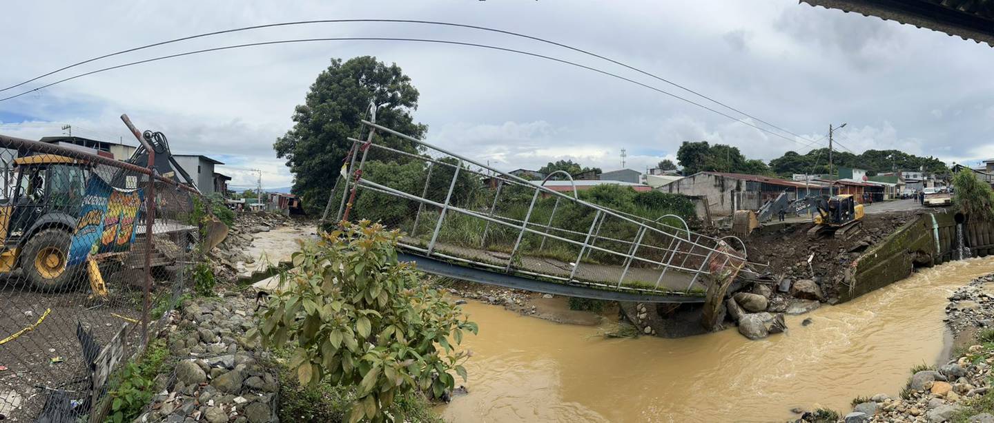 El puente que colapsó la tarde del miércoles y que comunica San Rafael Abajo con Concepción de Alajuelita fue retirado del sitio para evitar más riesgos. Foto: Cortesía Municipalidad de Alajuelita.