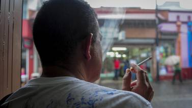 Hombres de mediana edad son quienes más han dejado de fumar en Costa Rica