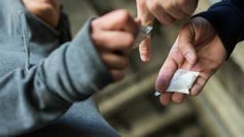 Fiscal advierte que regalan drogas en alrededores de colegios para inducir a jóvenes