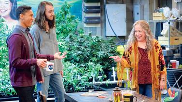 Kathy Bates continúa su dulce viaje en 'Fumados'