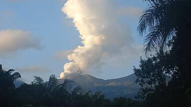Erupción en el Rincón de la Vieja elevó pluma a 2.500 metros del cráter
