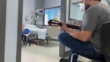 Pacientes graves reciben melodías de esperanza en el Calderón Guardia