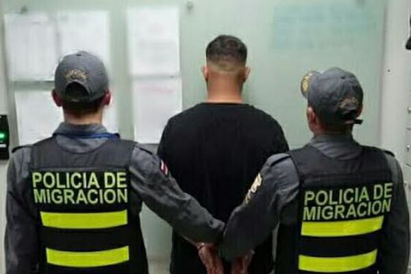 El tío materno de Keylor Navas, de apellido Gamboa Guzmán fue aprehendido en el aeropuerto cuando ingresaba en un vuelo procedente de España. Foto: Policía Profesional de Migración