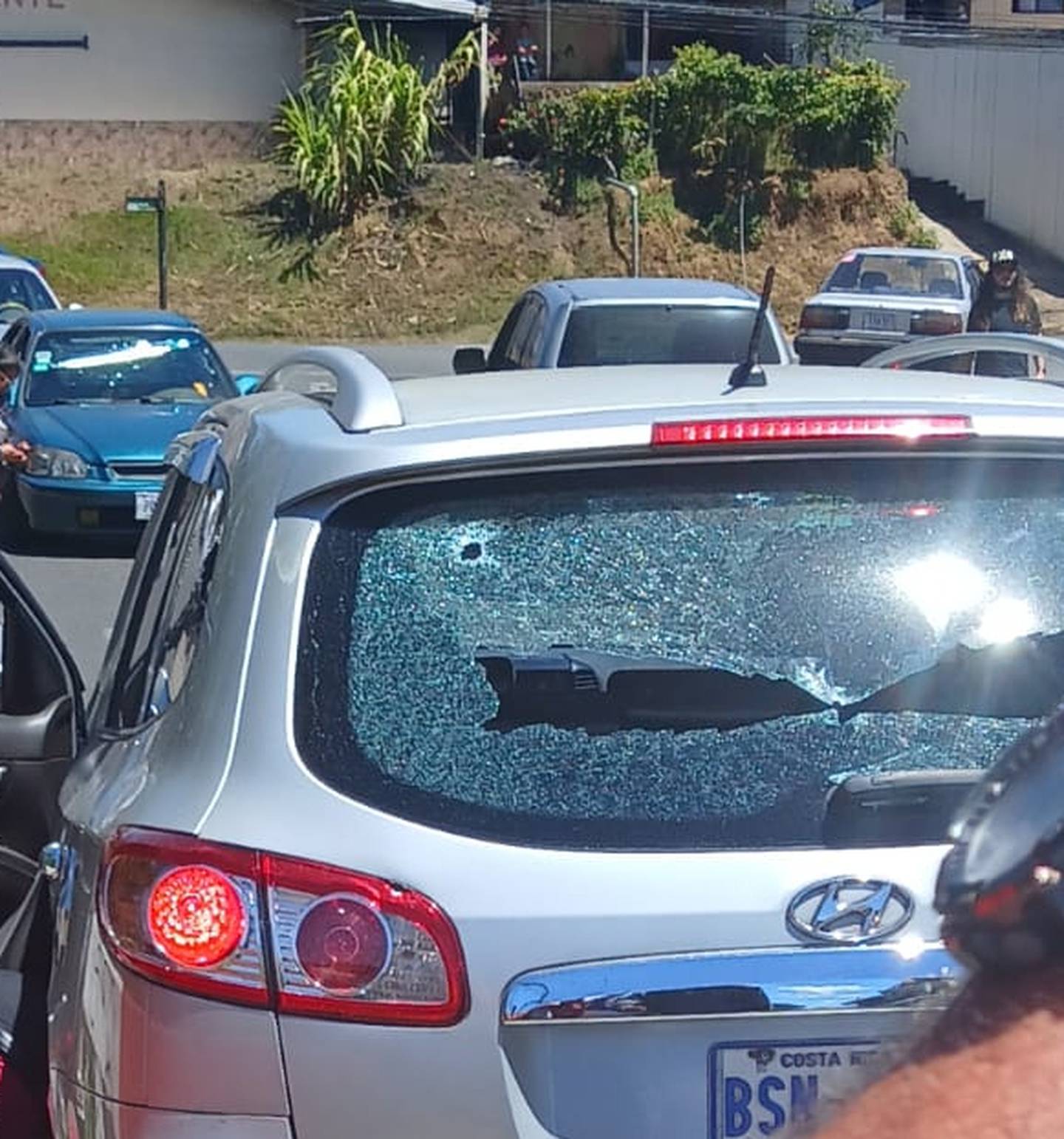 El carro tenía impactos de bala en el parabrisas trasero y la carrocería. Foto: Cortesía.