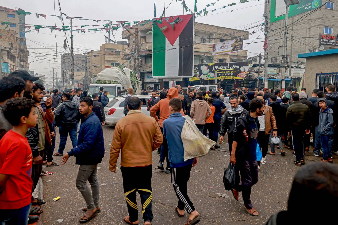 Palestinos, incluidos muchos desplazados de otras áreas de la Franja de Gaza, caminan por una plaza principal en Rafah, cerca de la frontera con Egipto.