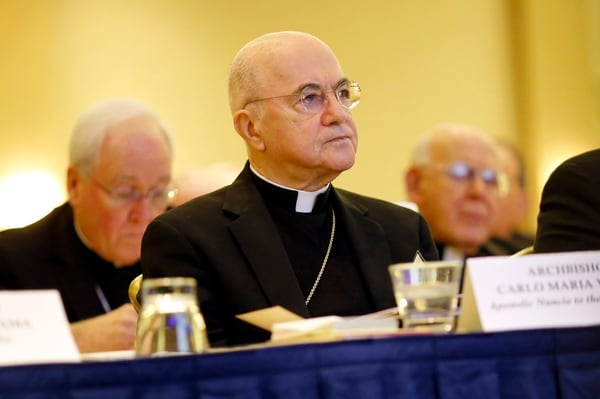 Arzobispo Carlo María Vigano, embajador del Vaticano en Washington entre 2011 y 2016, escucha Conferencia de Obispos Católicos.