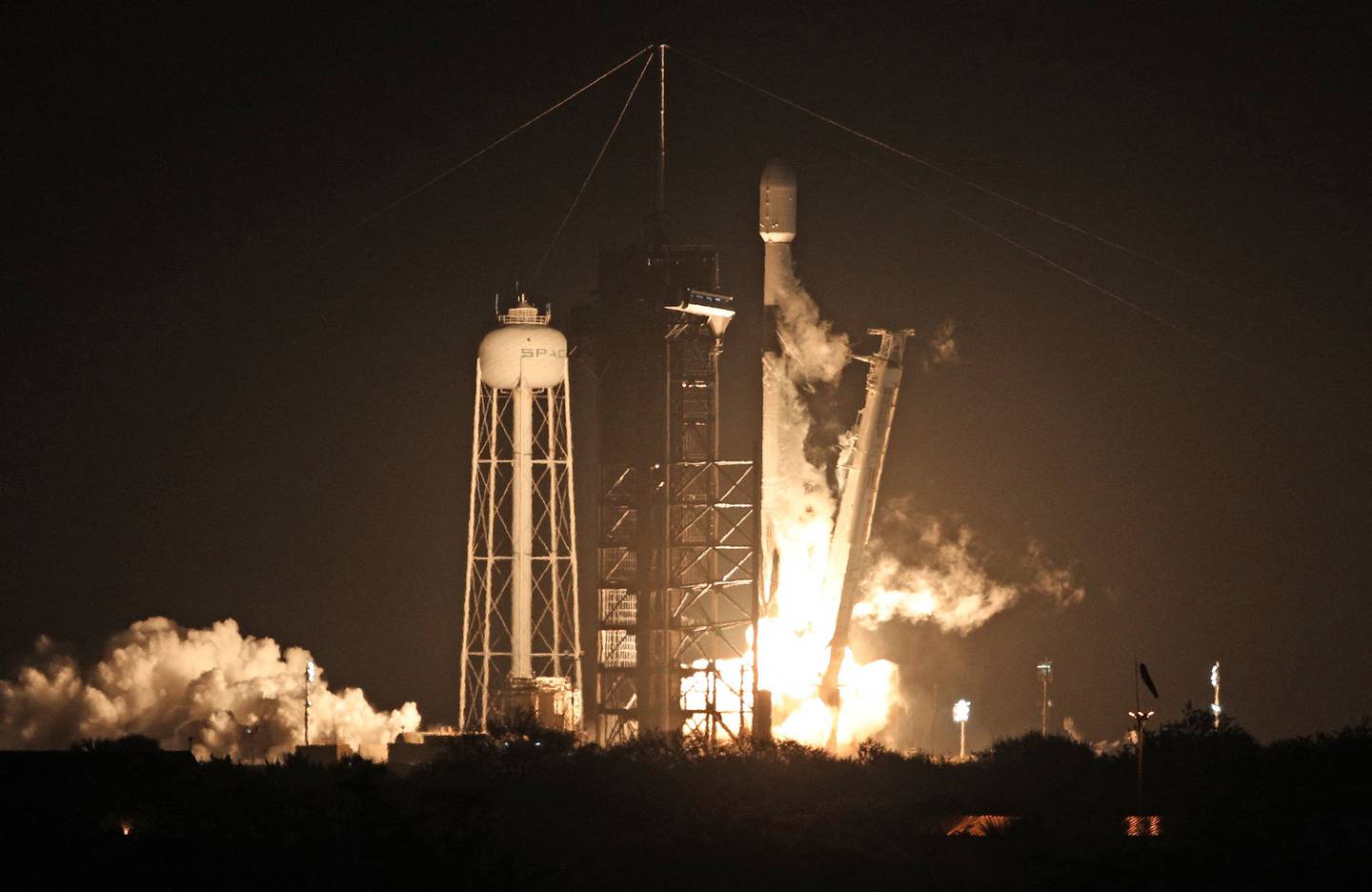 Un cohete SpaceX Falcon 9 despega de la plataforma de lanzamiento LC-39A en el Centro Espacial Kennedy con la misión de aterrizaje lunar Nova-C de Intuitive Machines, en Cabo Cañaveral, Florida, el 15 de febrero de 2024.