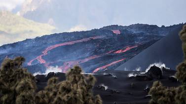 Autoridades confinan poblaciones en La Palma al llegar nueva colada de lava al mar