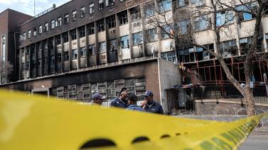 Continúa búsqueda de víctimas tras mortal incendio en Johannesburgo
