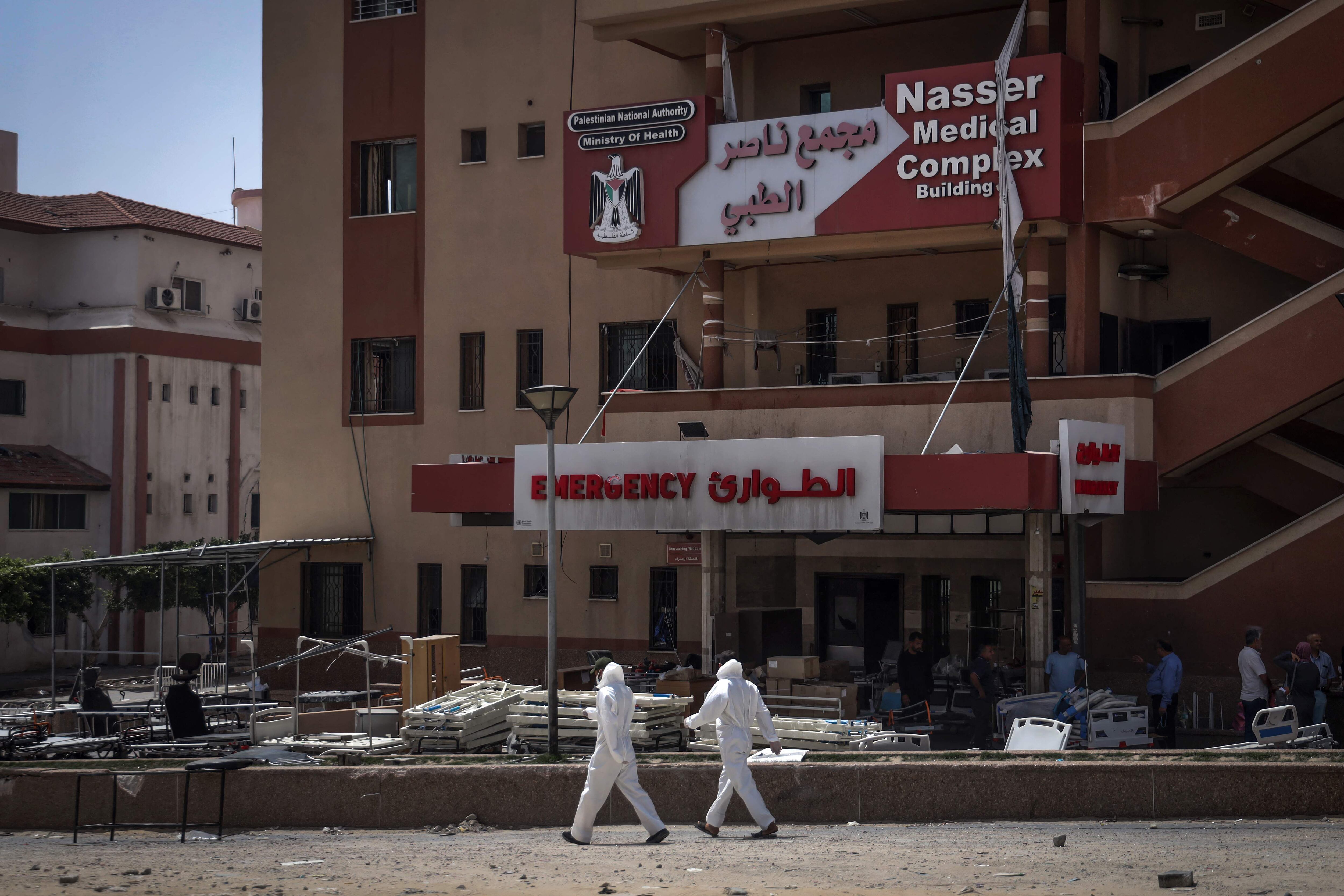 Los médicos caminan frente a la sala de emergencias del Hospital Nasser donde se descubrieron los cadáveres, en Khan Yunis, en el sur de la Franja de Gaza, en medio del conflicto en curso entre Israel y el grupo militante palestino Hamás. (Foto de AFP)