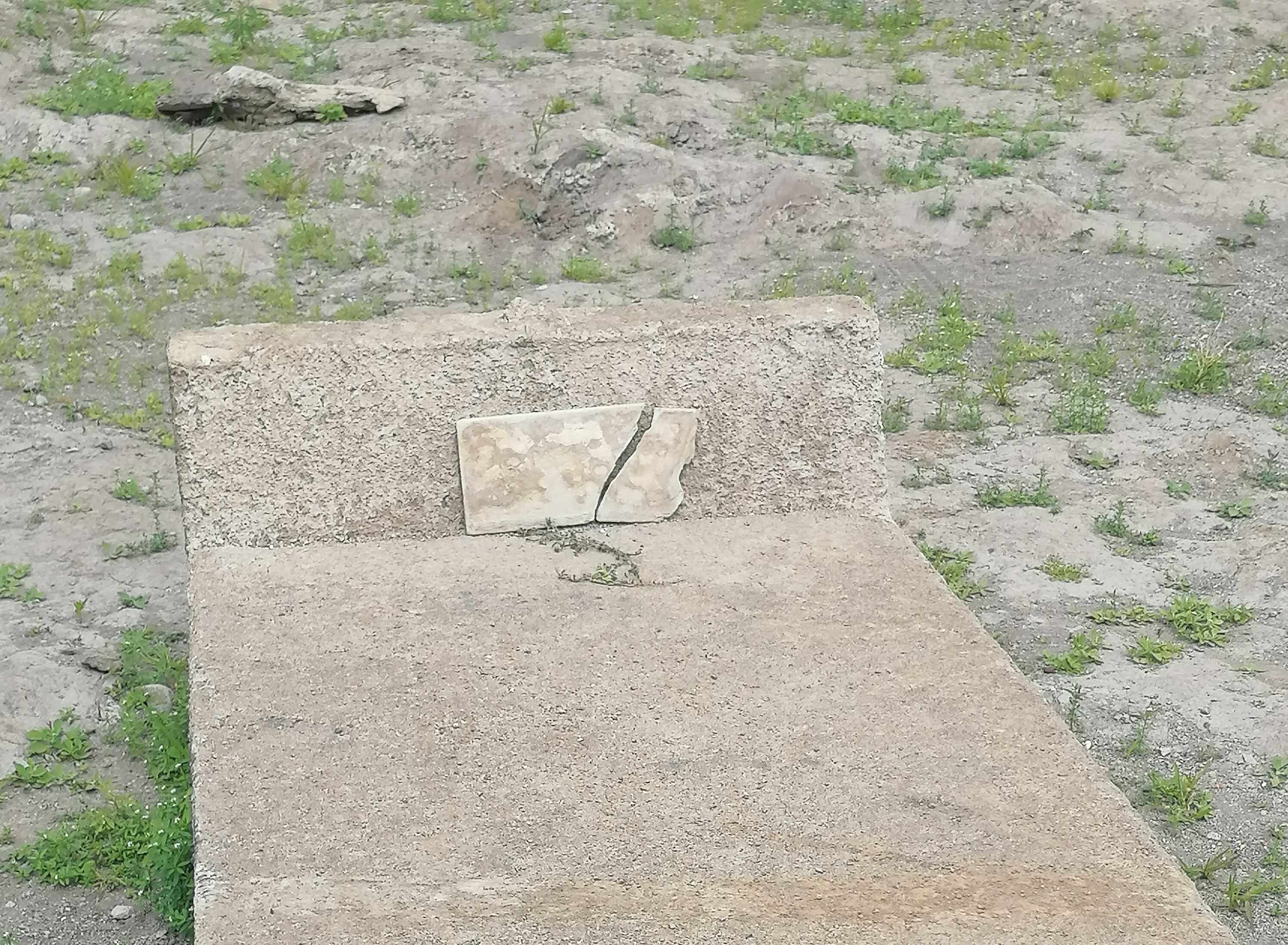 Las lápidas son prueba de que ahí existió un pueblo, obligado a trasladarse para poder construir el megaproyecto Hidroeléctrico Arenal.  Fotografía: Dorey Mena Álvarez para LN.