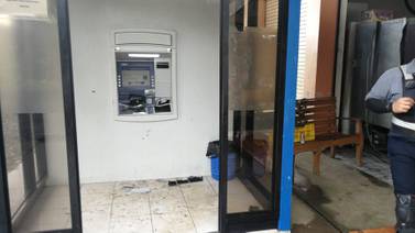 Vándalos destrozan cajero automático en Pococí