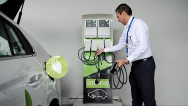 Empresas con vehículos eléctricos alaban ahorro, pero reclaman más centros de recarga 