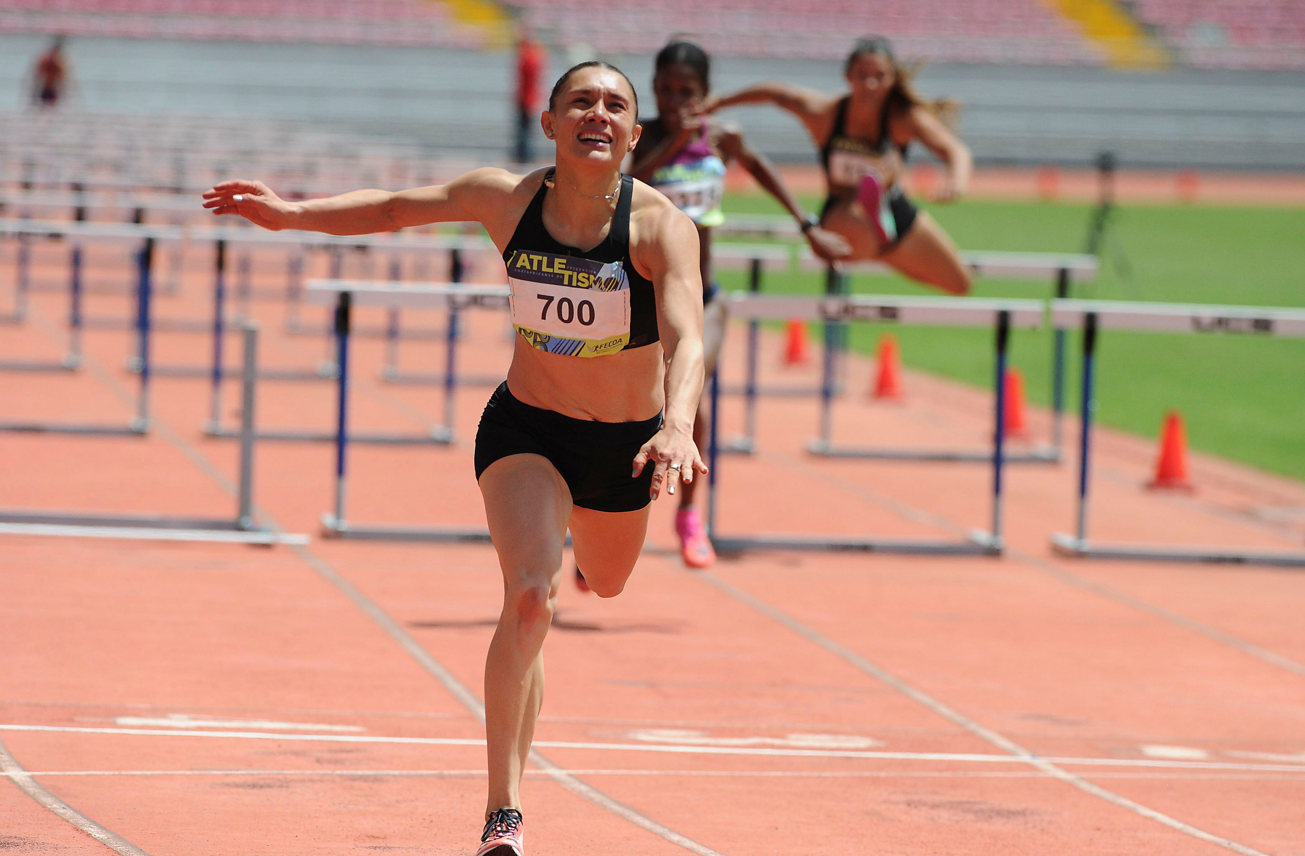 Andrea Vargas cerró muy fuerte el evento de los 100 metros con vallas y quedó a ocho centésimas de la marca a los Juegos Olímpicos de París 2024, en el Campeonato Nacional de Atletismo.    